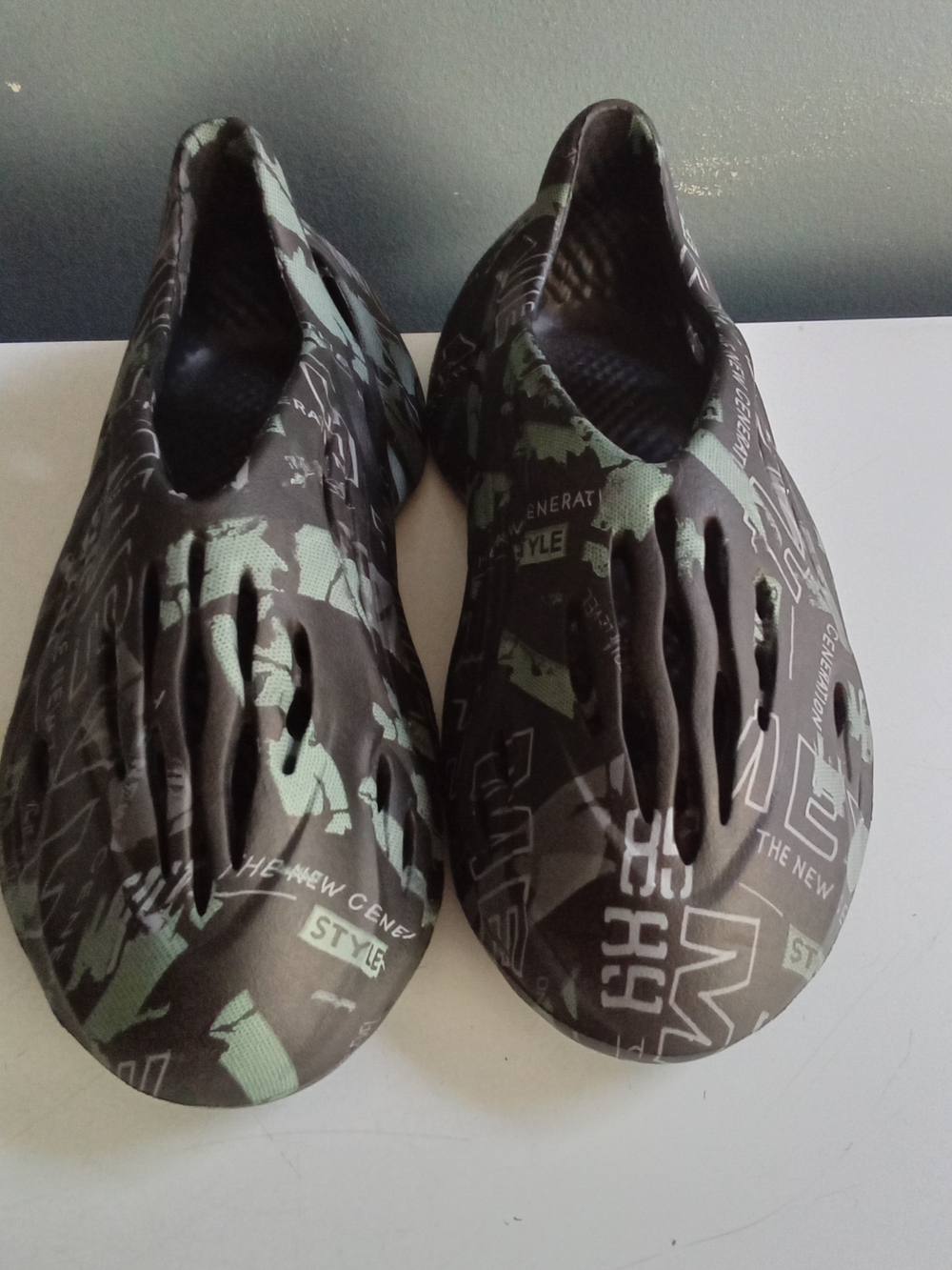 Graphic Print Foam Runner Clogs Dark Grey Sage Green Slip On Shoes